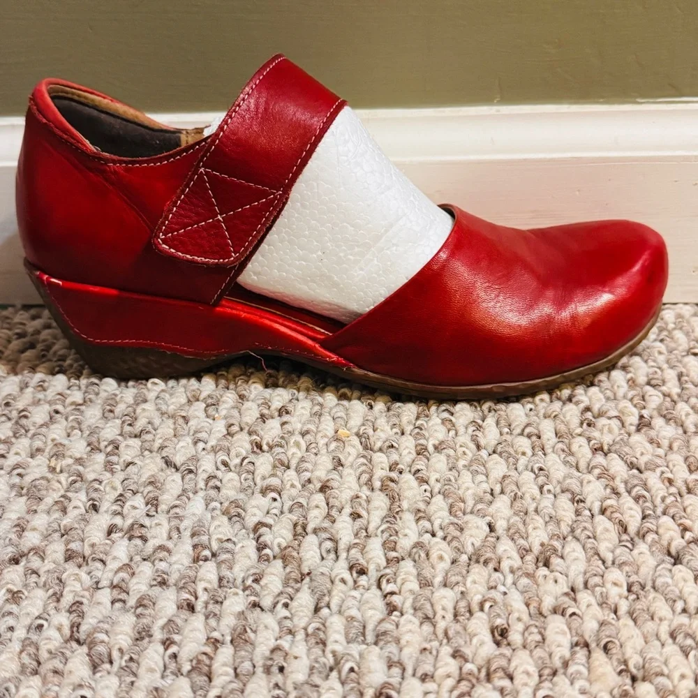 Bright Red L’Artiste Leather Sassy Comfortable Mary Jane Style Shoes! - Picture 9 of 16